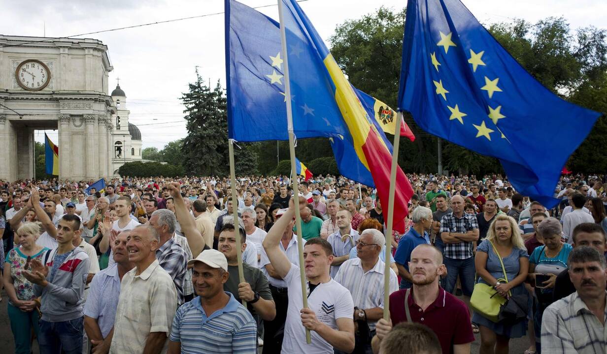 Moldovoje tūkstančiai demonstrantų reikalavo prezidento atsistatydinimo