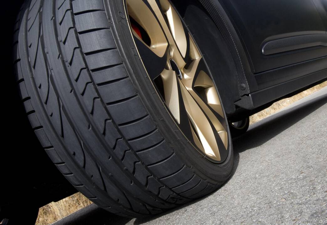 Merginas ant automobilio stogo vežiojęs šiaulietis – nubaustas 
