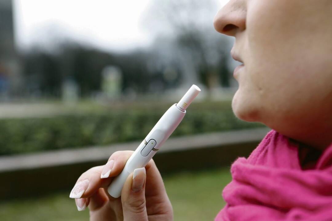 Iliuzija: vie­nu me­tu ne­tgi ti­kė­ta gy­do­mo­sio­mis ni­ko­ti­no ga­lio­mis, o rū­ky­ti vie­šo­se vietose at­ro­dė normalu.  