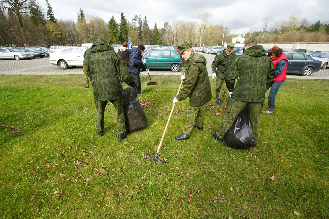 Kariškiai ir policininkai tvarkė Pažaislio aplinką