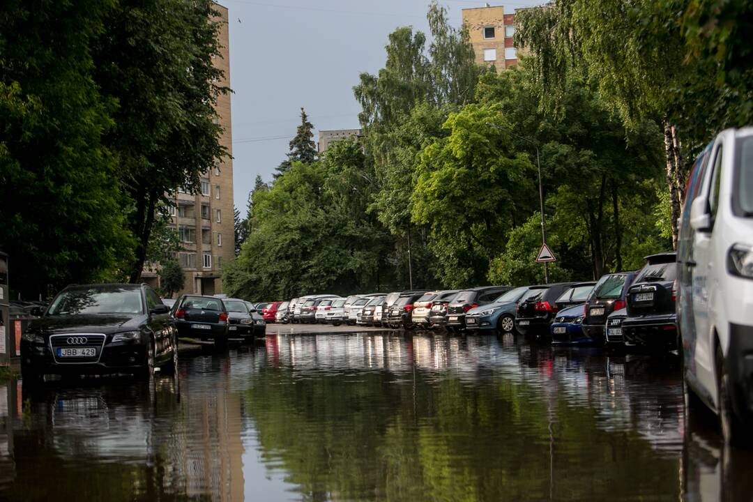 Po alinančios kaitros Kauną nuplovė liūtis