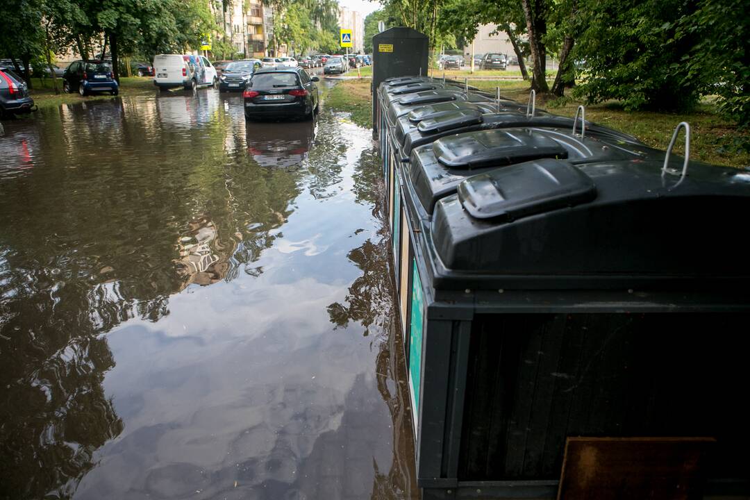 Po alinančios kaitros Kauną nuplovė liūtis