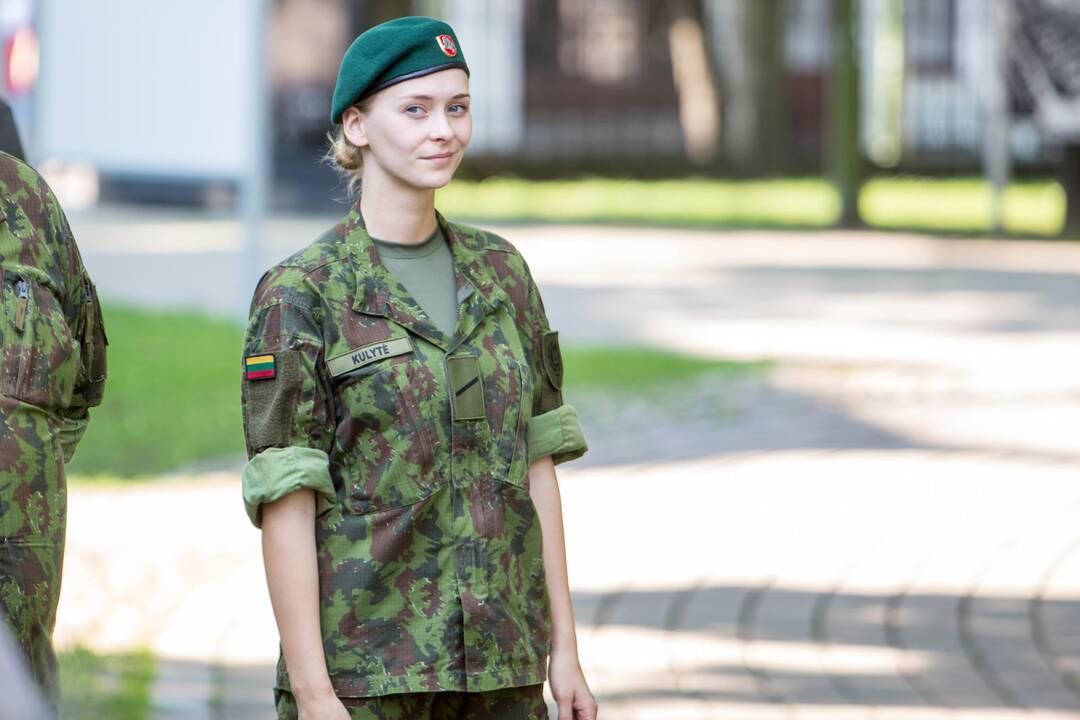 Istorinės Prezidentūros kiemelyje prisiekė leitenantai