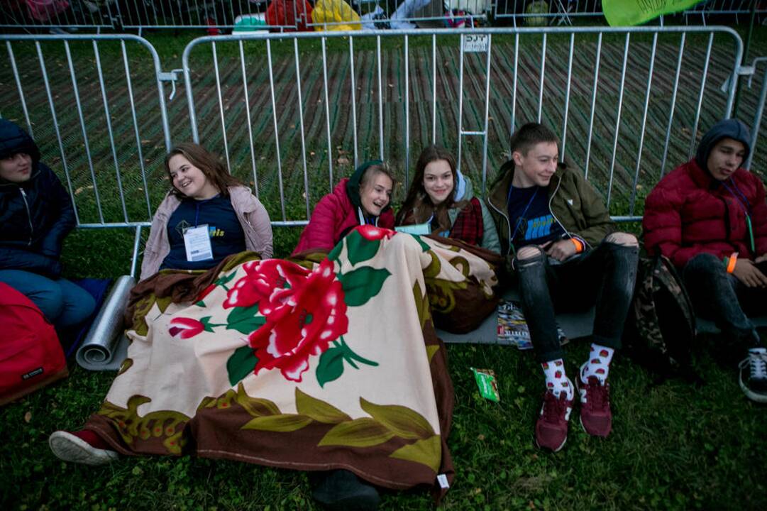 Žmonės rinkosi į šv. Mišias Santakoje