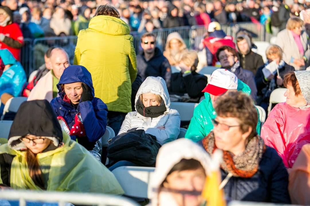 Žmonės rinkosi į šv. Mišias Santakoje