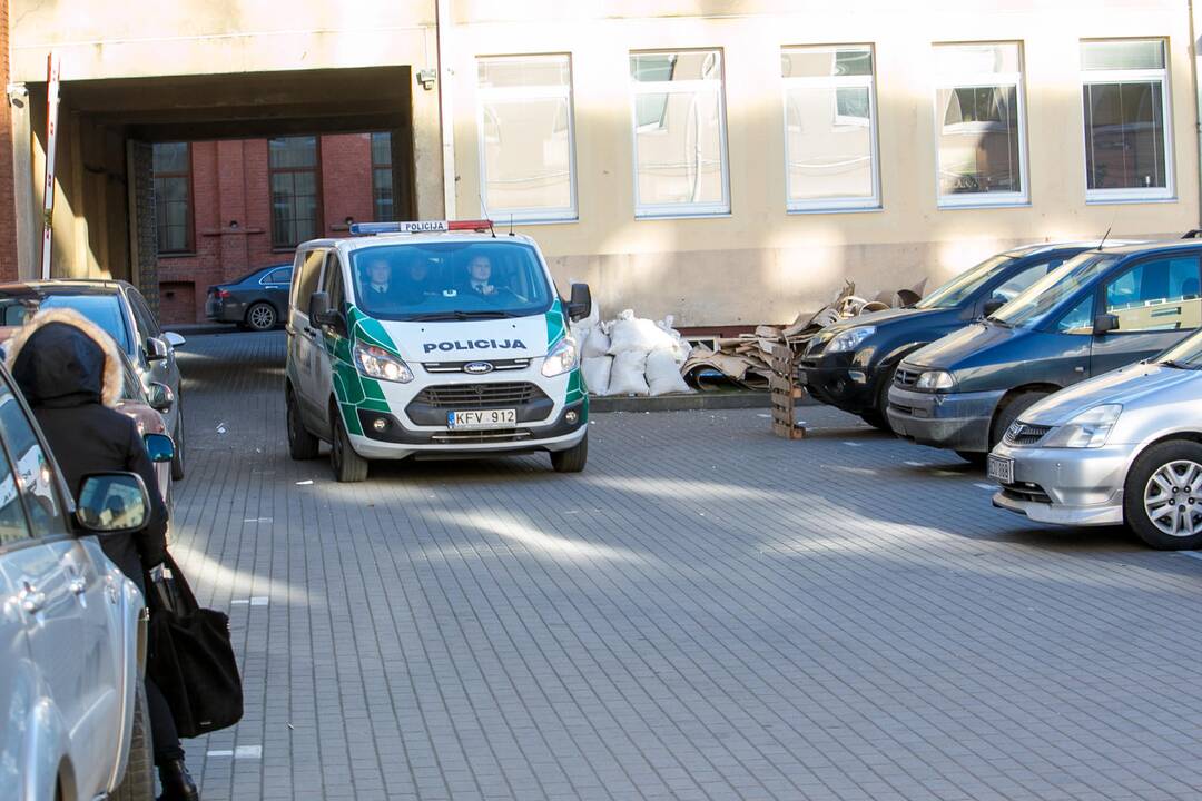 Asilą vėl prašoma suimti