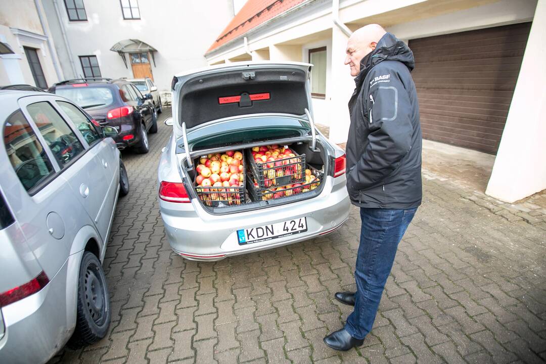 Ūkininkai Kauno kunigų seminarijai dovanojo žemės ūkio gėrybių
