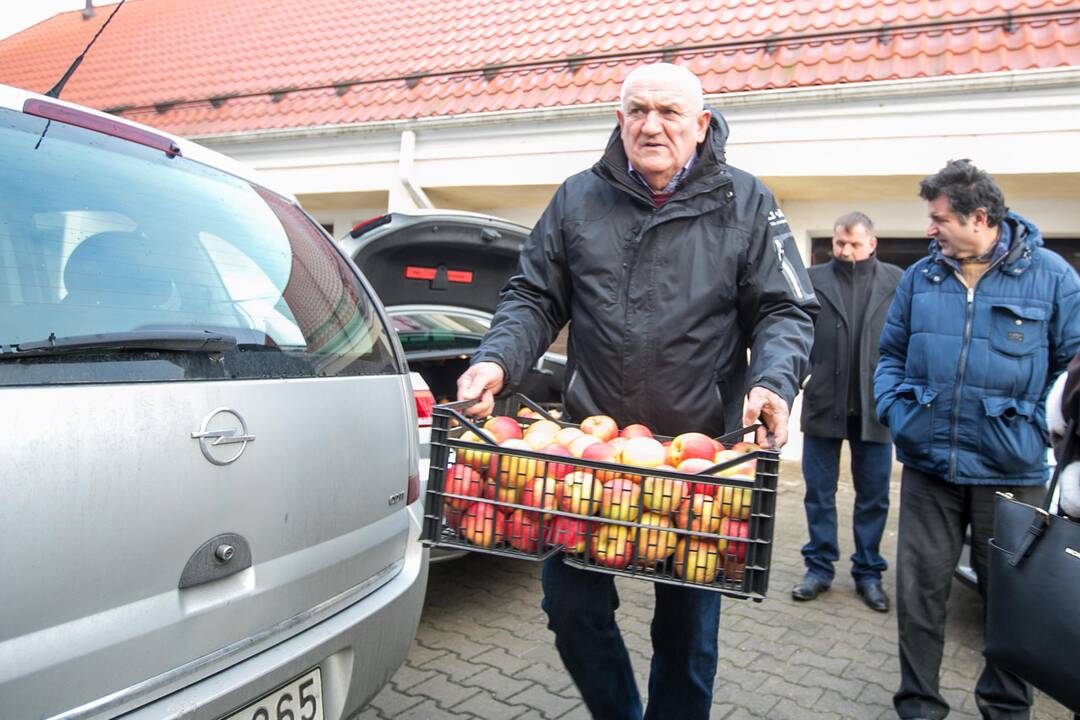 Ūkininkai Kauno kunigų seminarijai dovanojo žemės ūkio gėrybių