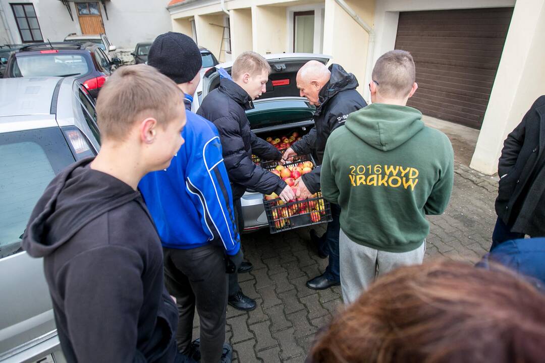 Ūkininkai Kauno kunigų seminarijai dovanojo žemės ūkio gėrybių