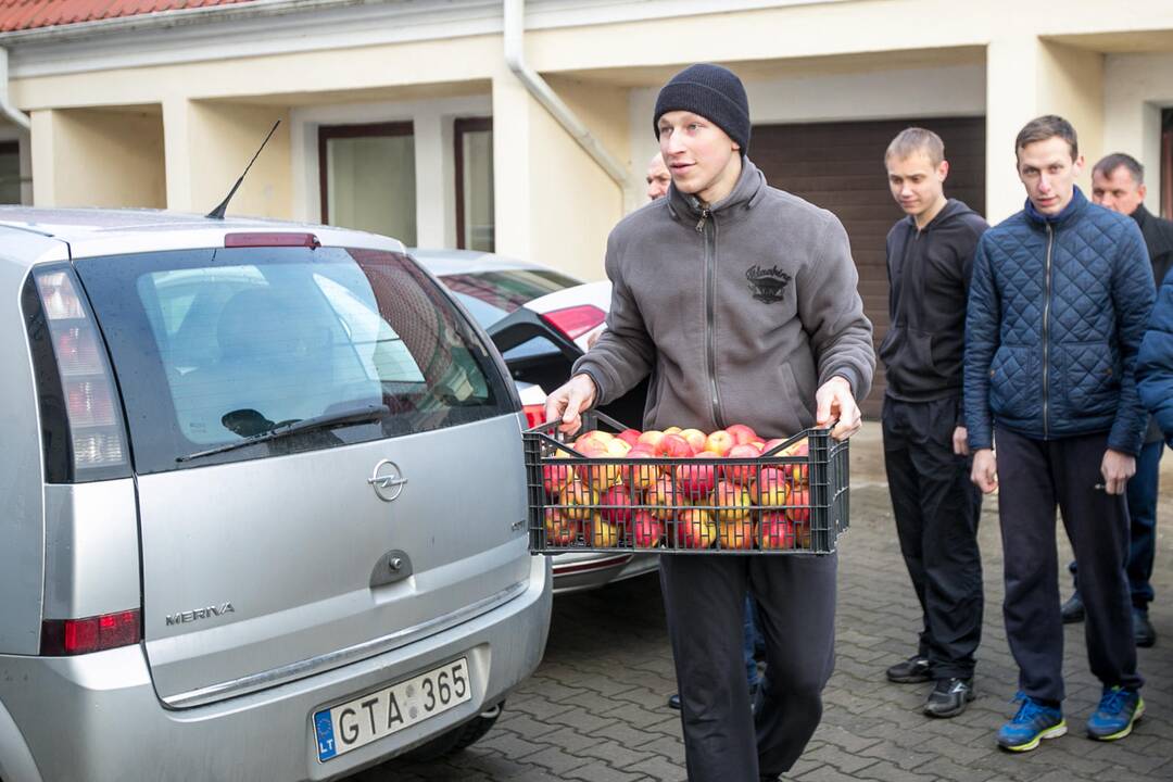 Ūkininkai Kauno kunigų seminarijai dovanojo žemės ūkio gėrybių