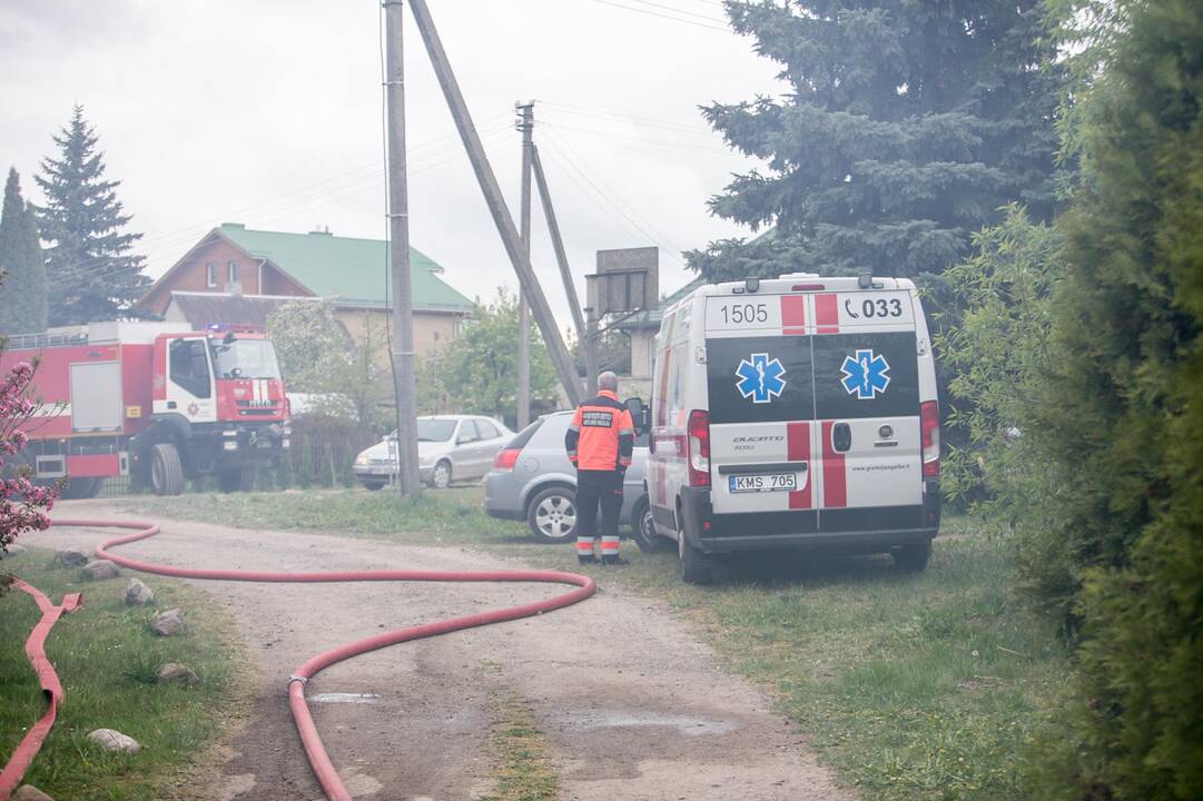 Aleksote degė namas