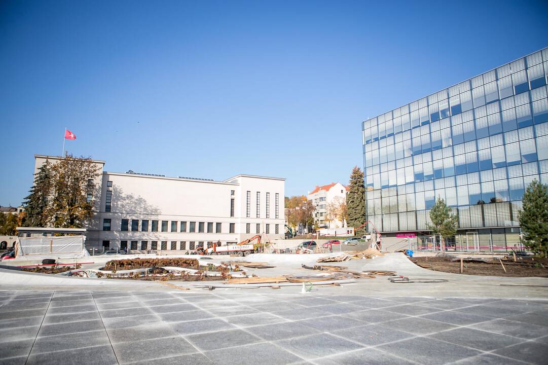 Vienybės aikštėje sodinami medžiai