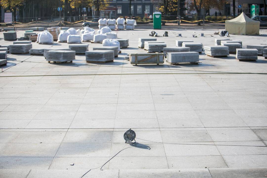 Vienybės aikštėje sodinami medžiai