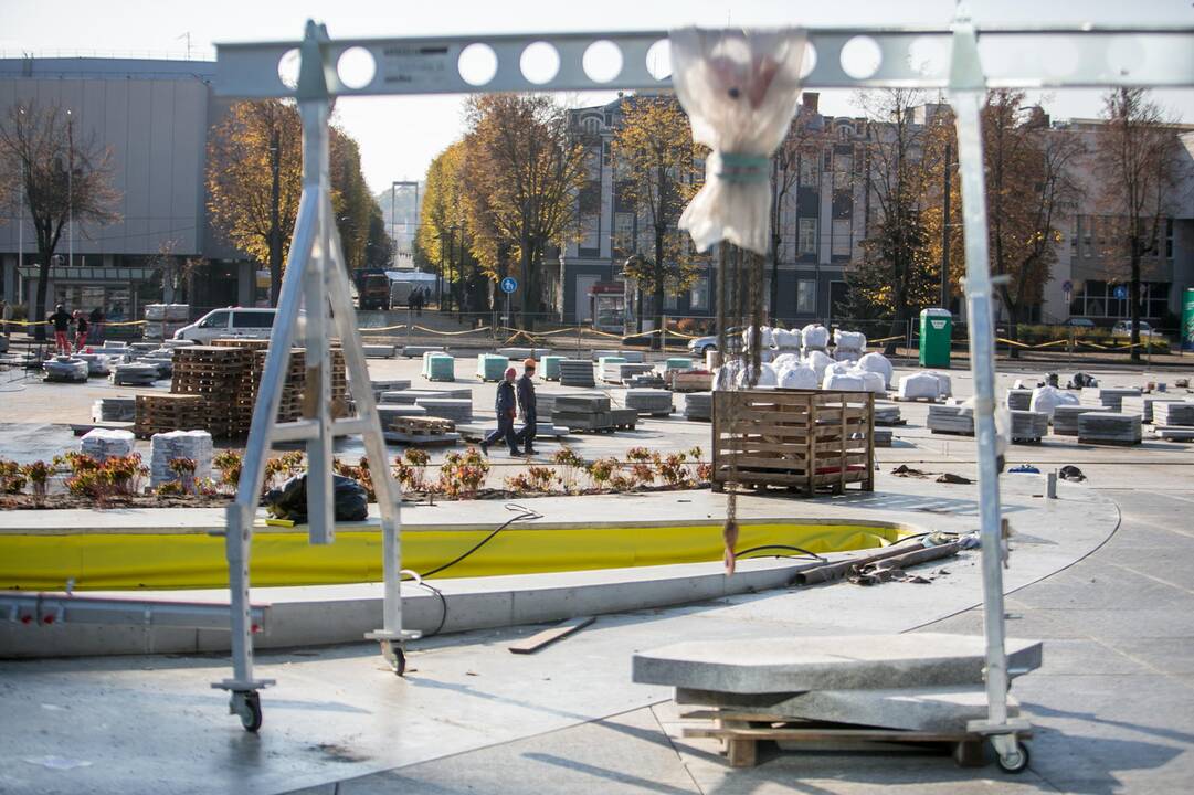 Vienybės aikštėje sodinami medžiai