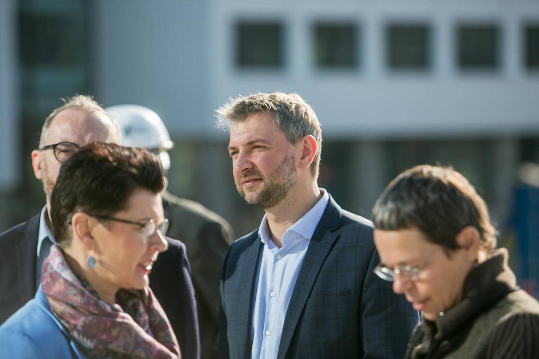 Vienybės aikštėje sodinami medžiai