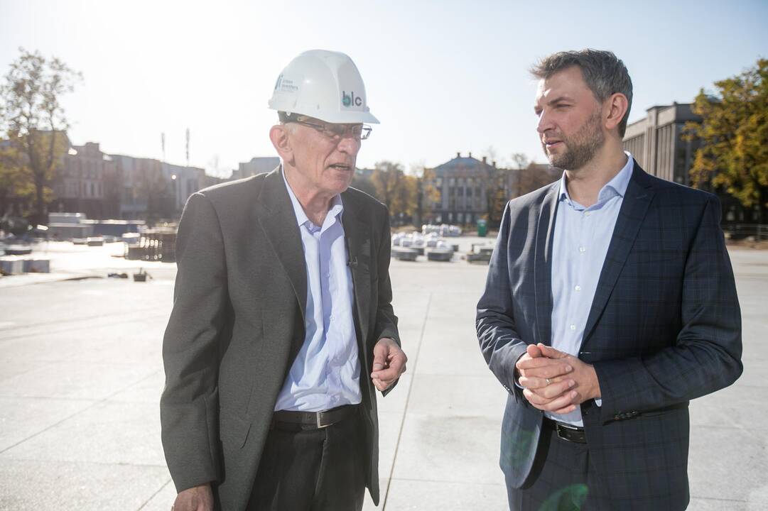Vienybės aikštėje sodinami medžiai