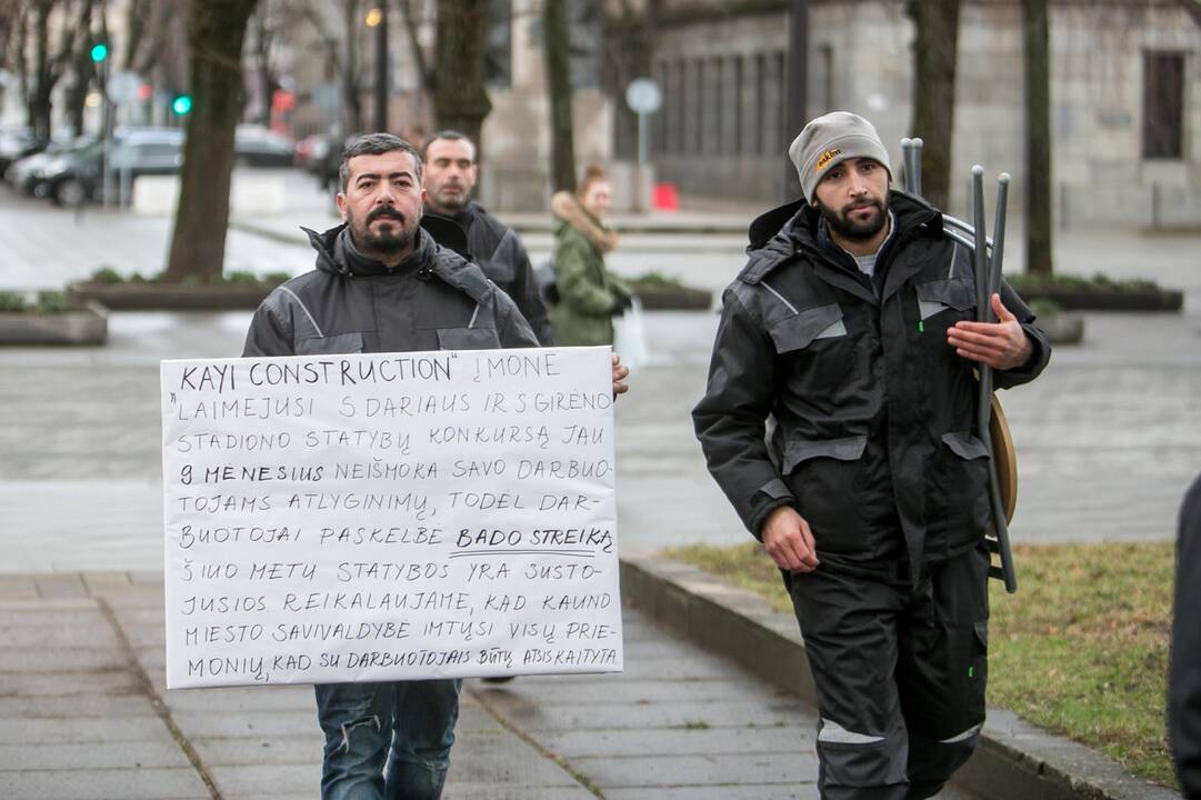 Stadioną statančių turkų protestas