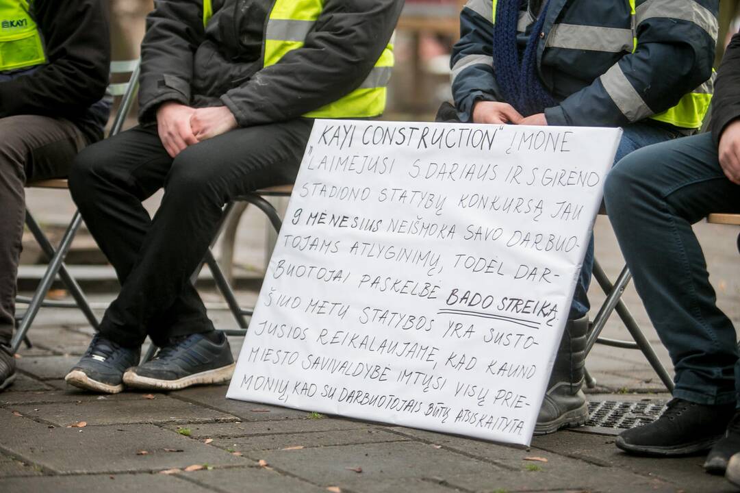 Stadioną statančių turkų protestas