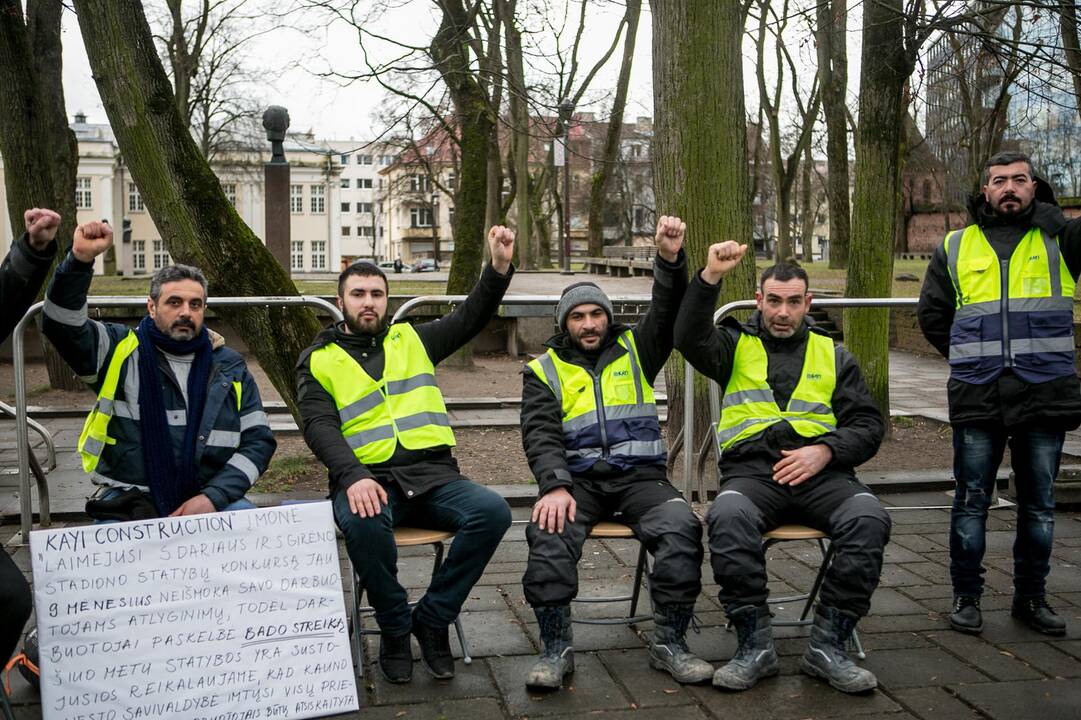 Stadioną statančių turkų protestas