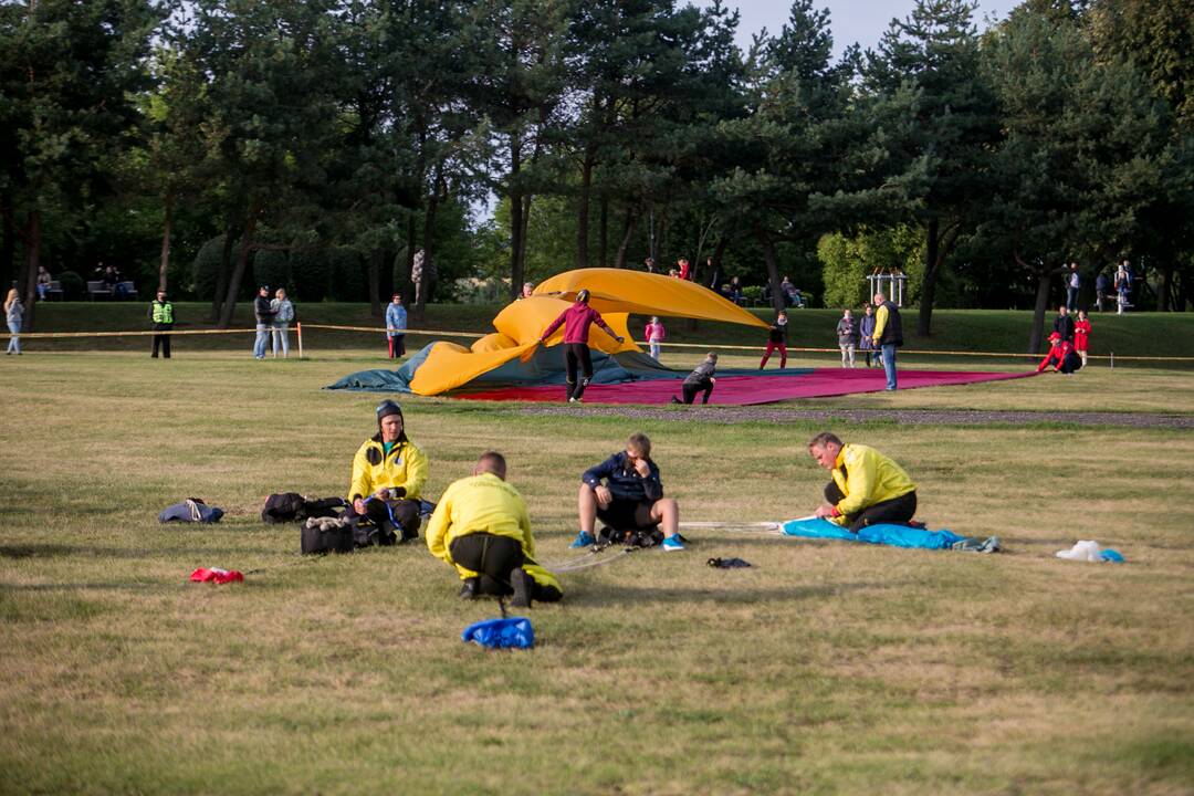 Nusileidimas su rekordinio 300 m2 dydžio vėliava