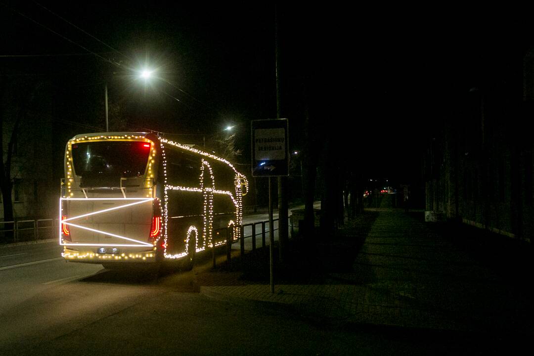 Pirmoji kalėdinio autobuso kelionė mieste