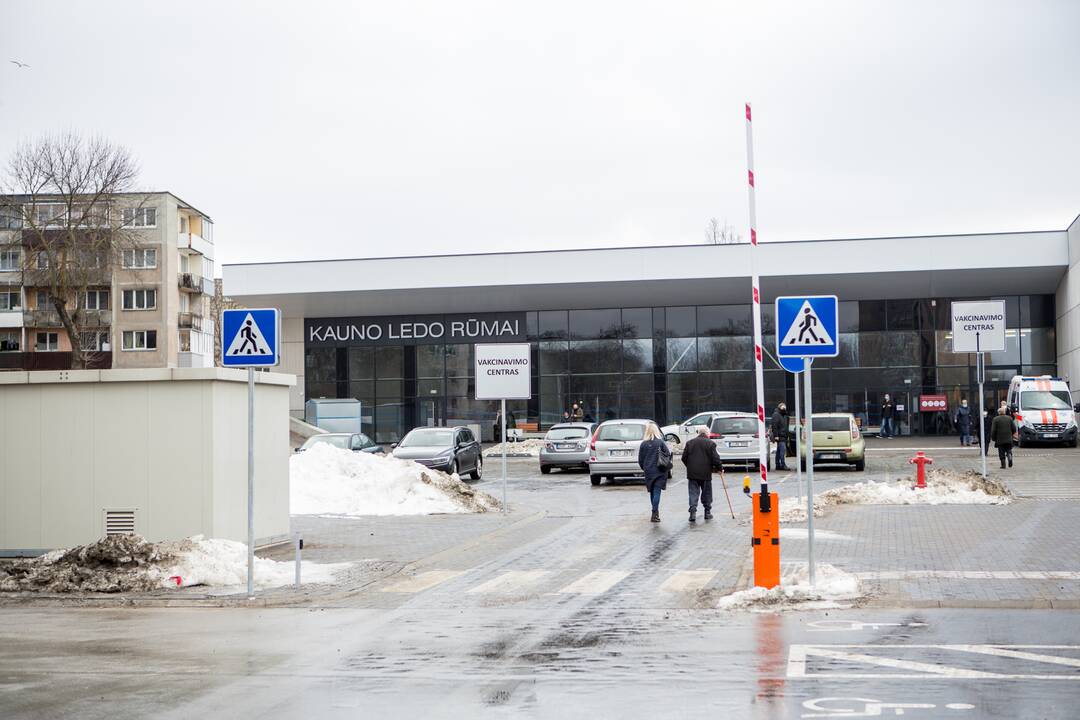 Darbą pradeda didžiausias vakcinavimo centras Lietuvoje – Kauno ledo rūmai