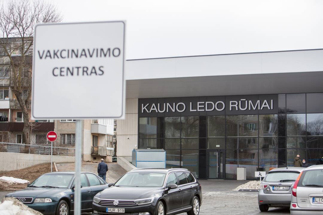 Darbą pradeda didžiausias vakcinavimo centras Lietuvoje – Kauno ledo rūmai