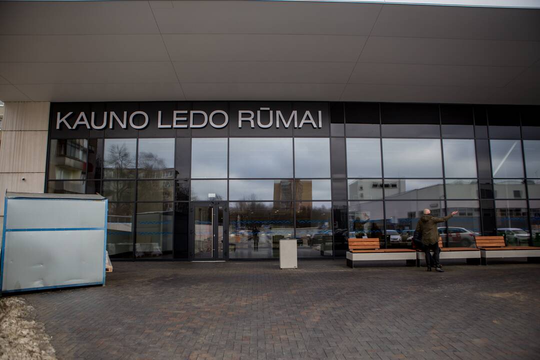 Darbą pradeda didžiausias vakcinavimo centras Lietuvoje – Kauno ledo rūmai