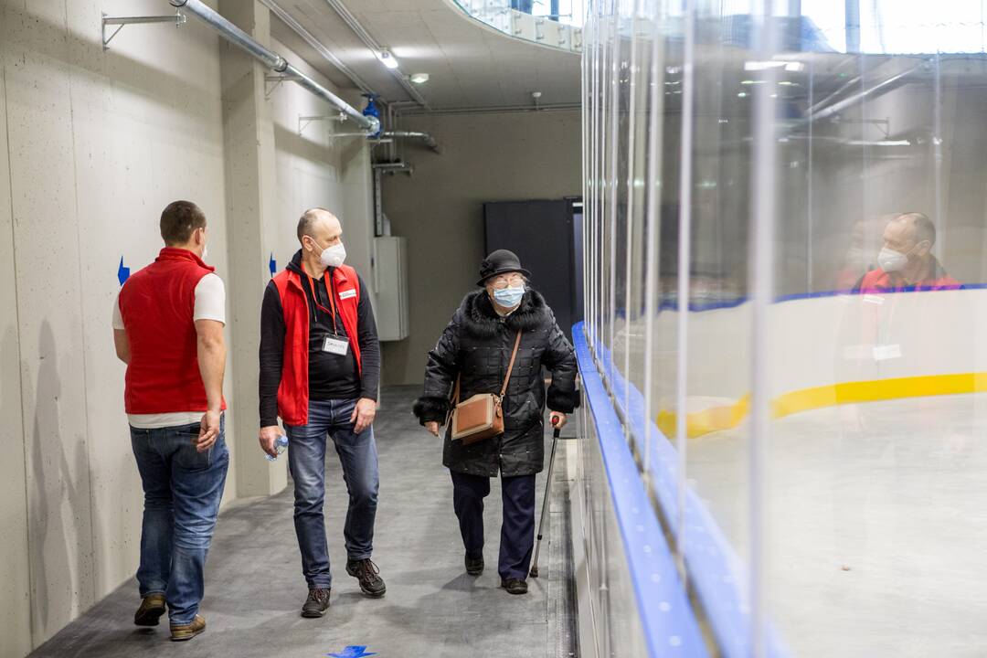 Darbą pradeda didžiausias vakcinavimo centras Lietuvoje – Kauno ledo rūmai
