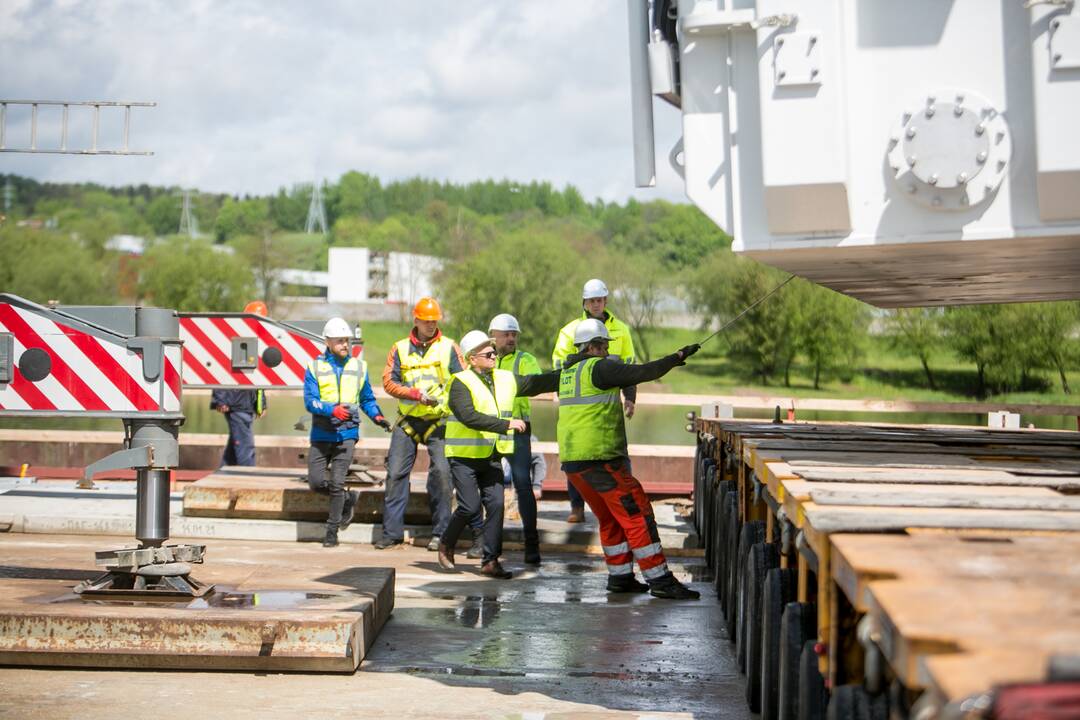 Kauną Nemunu pasiekė įspūdingas krovinys