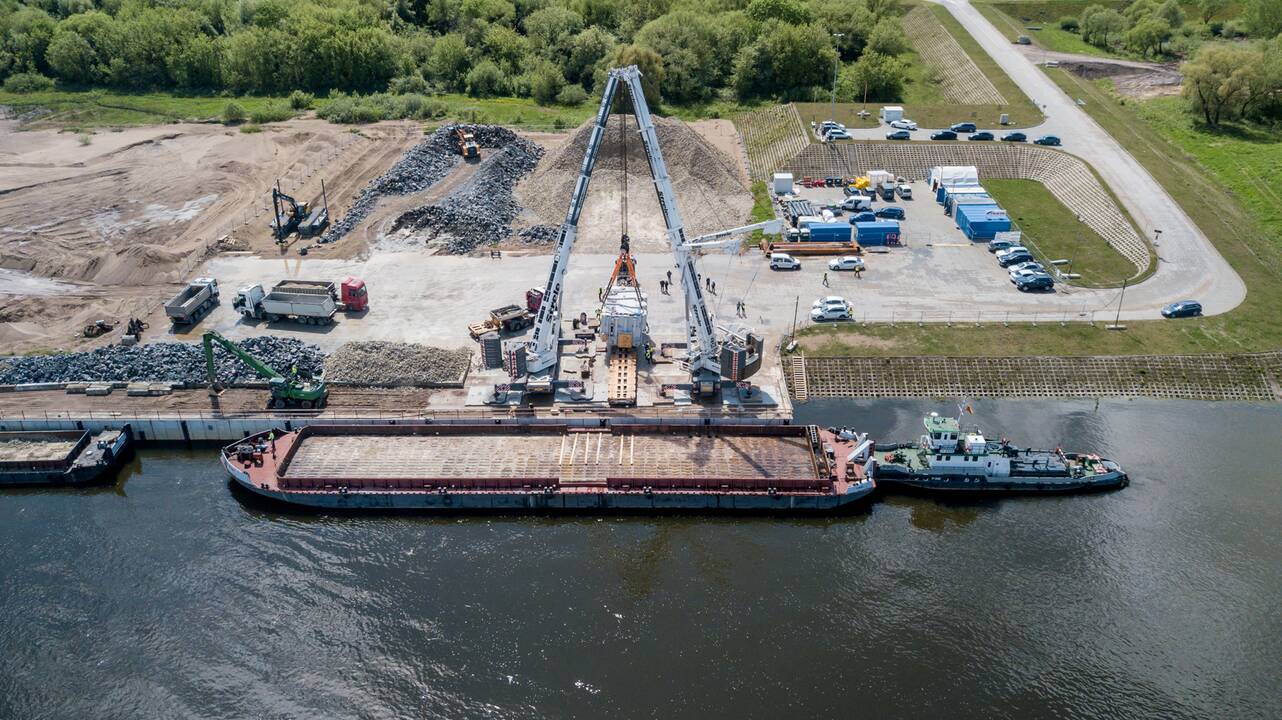 Kauną Nemunu pasiekė įspūdingas krovinys