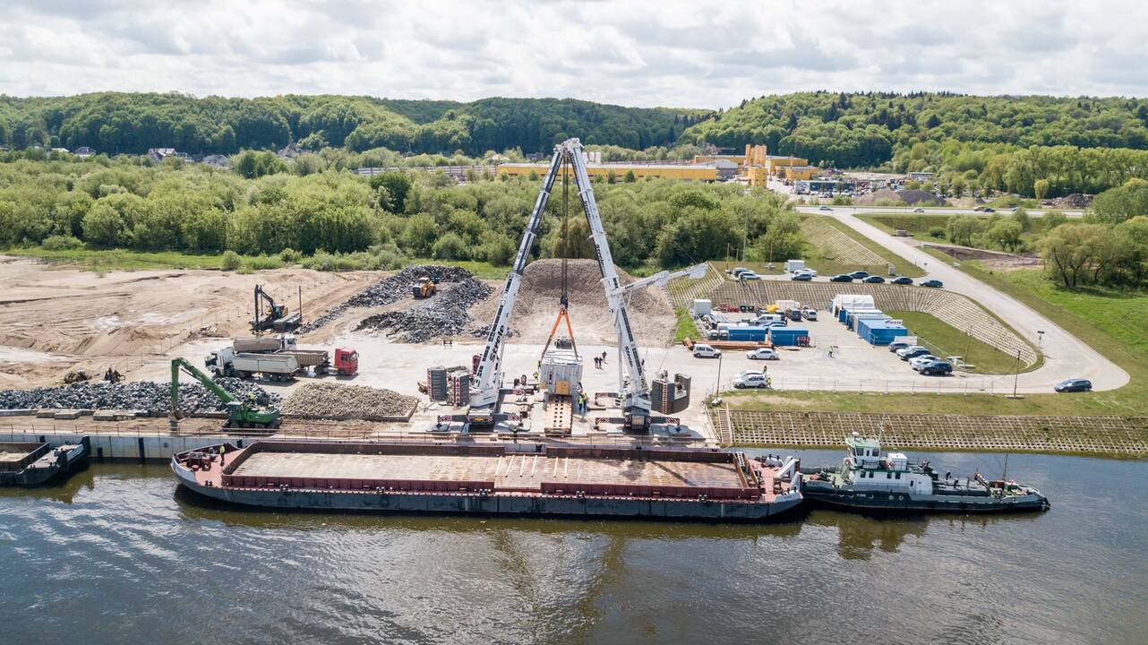 Kauną Nemunu pasiekė įspūdingas krovinys