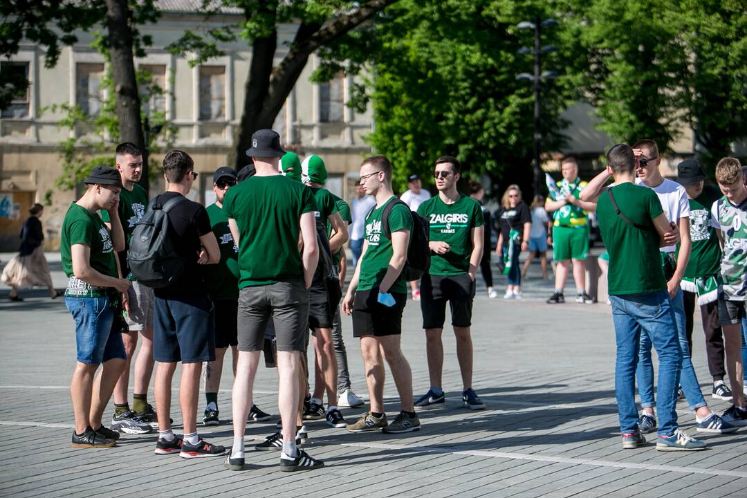 „Žalgirio“ sirgalių eisena prieš LKL finalo rungtynes