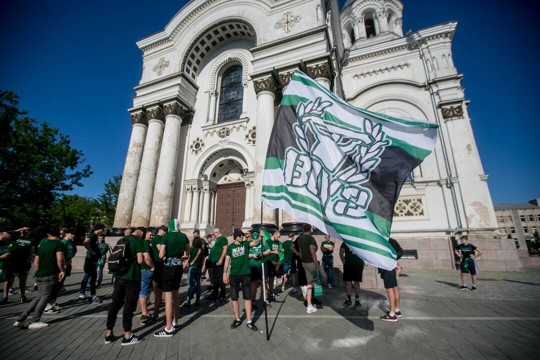 „Žalgirio“ sirgalių eisena prieš LKL finalo rungtynes