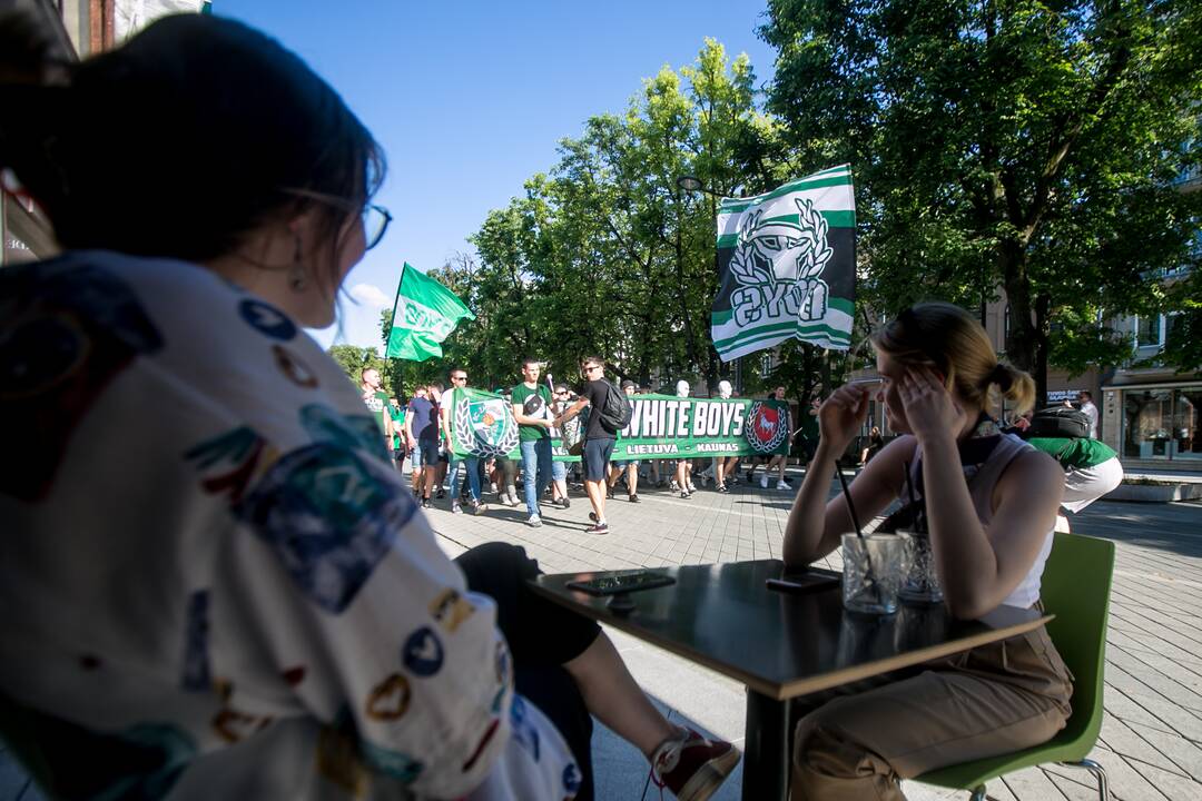 „Žalgirio“ sirgalių eisena prieš LKL finalo rungtynes