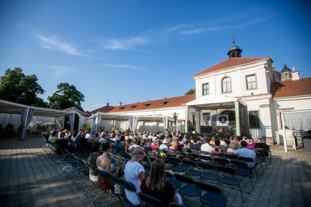 ,,Pažaislio liepų alėjos vakarai”: Andrius Kaniava ir grupė