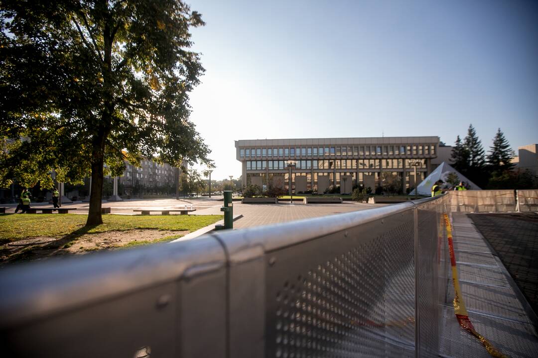 Dalis mitinguotojų iš Katedros aikštės patraukė link Seimo