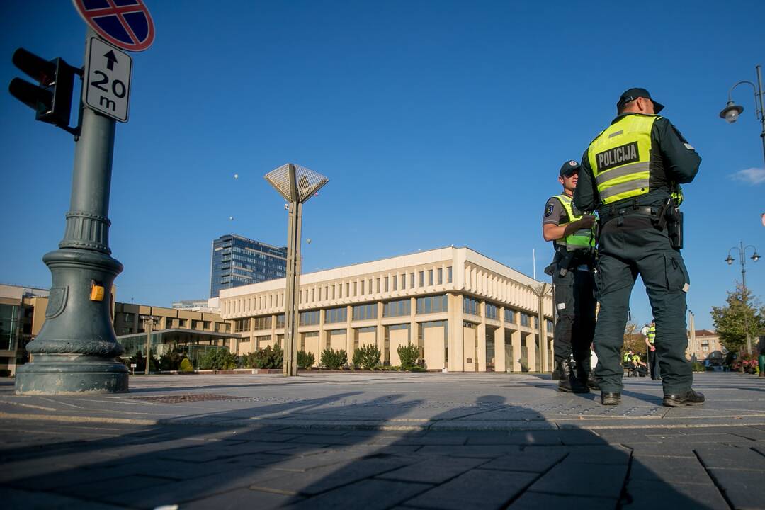 Dalis mitinguotojų iš Katedros aikštės patraukė link Seimo