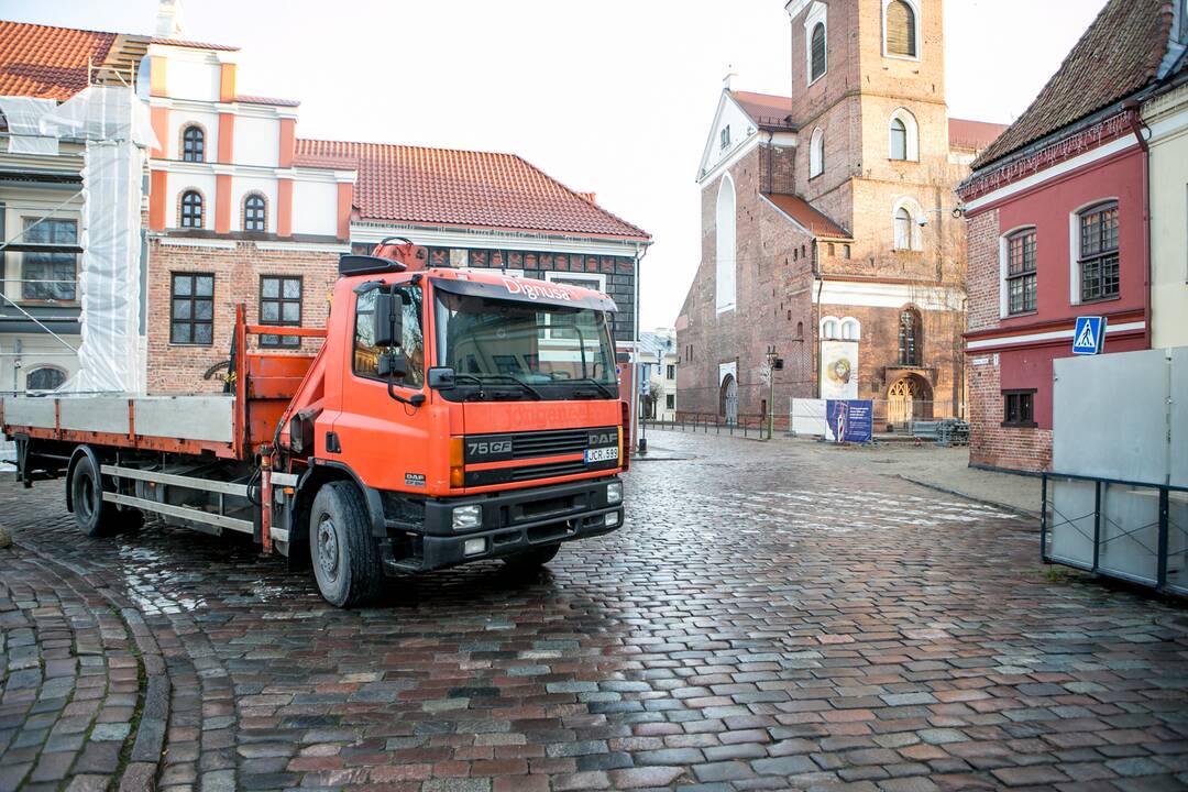 Pristatytas Vilniaus gatvės nulygintas grindinys