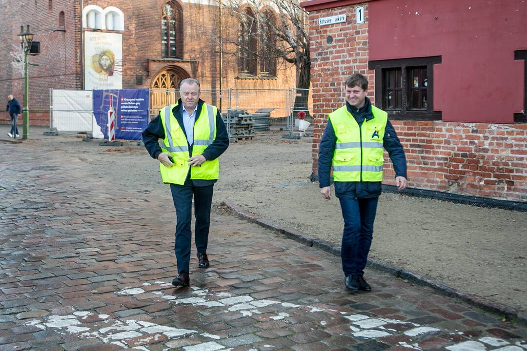 Pristatytas Vilniaus gatvės nulygintas grindinys