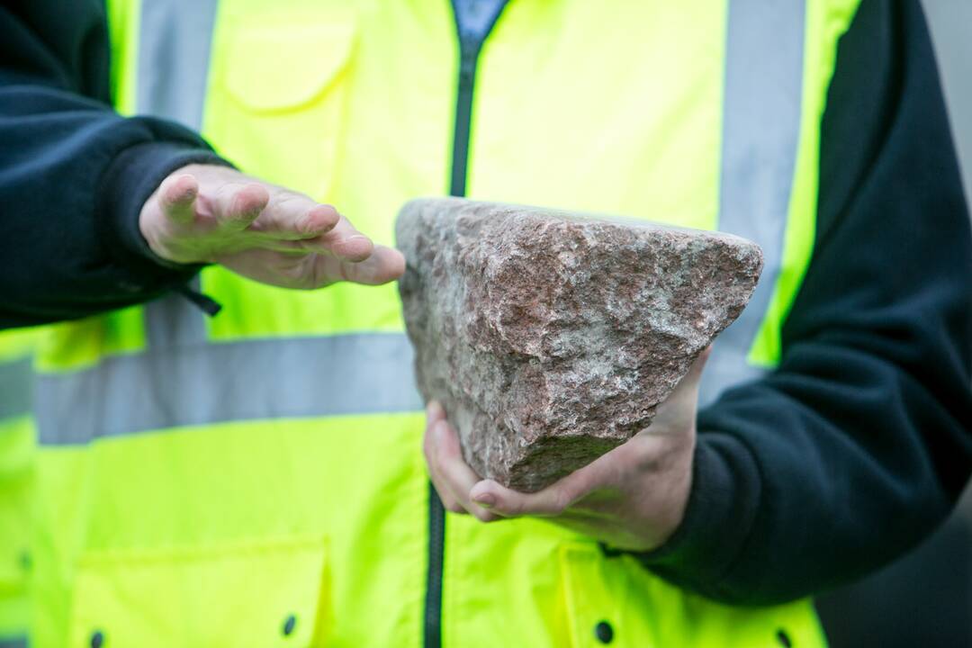 Pristatytas Vilniaus gatvės nulygintas grindinys