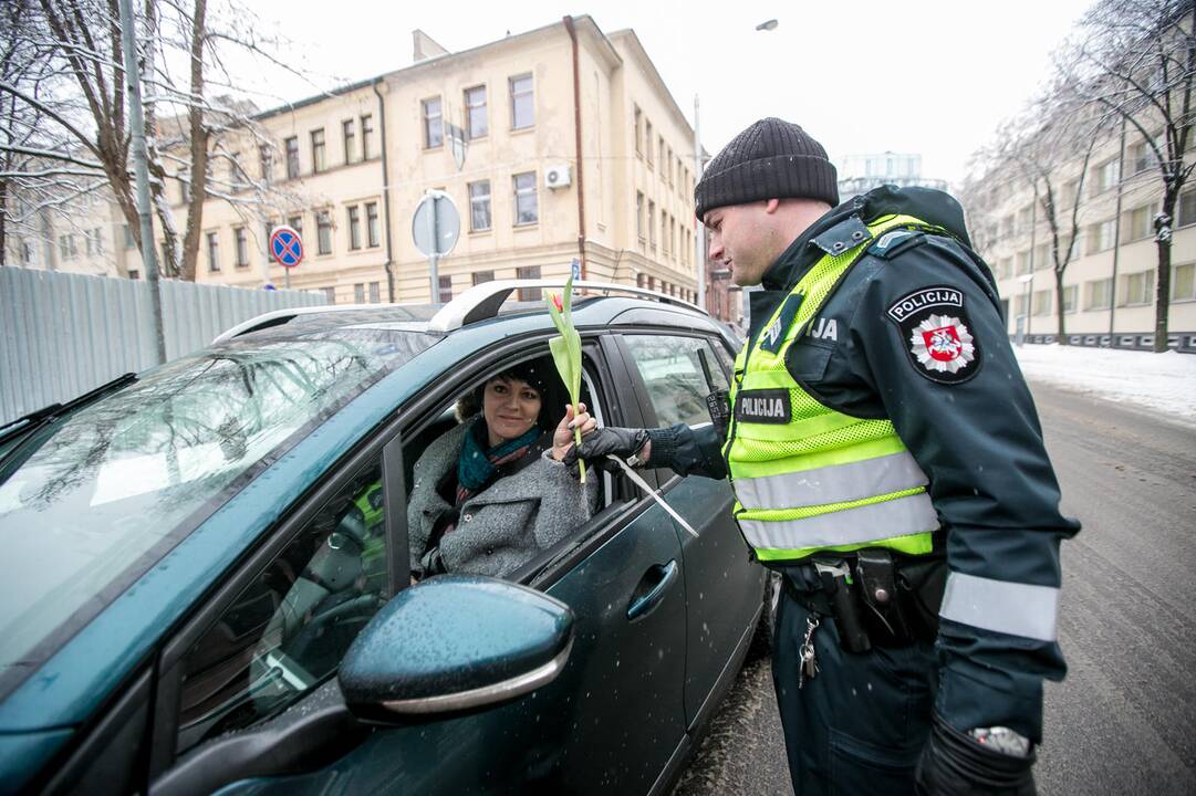 Kauno policija sveikino moteris su Kovo 8 d.