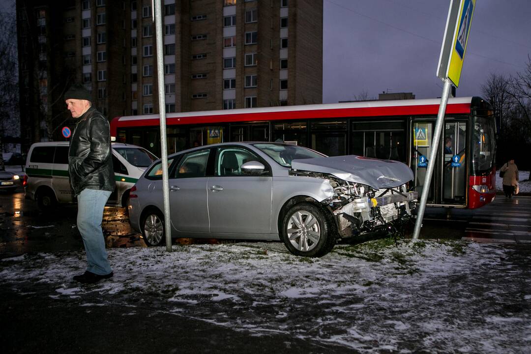 Šilainiuose – trijų automobilių avarija