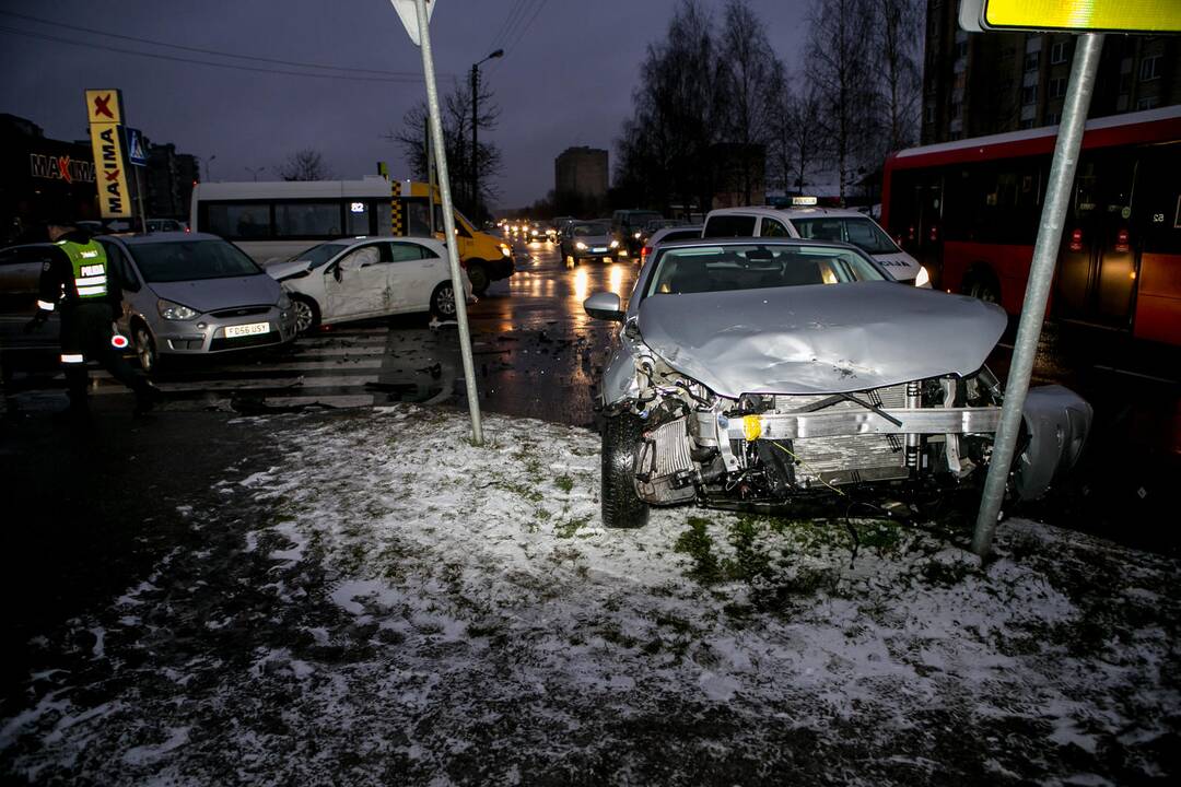 Šilainiuose – trijų automobilių avarija
