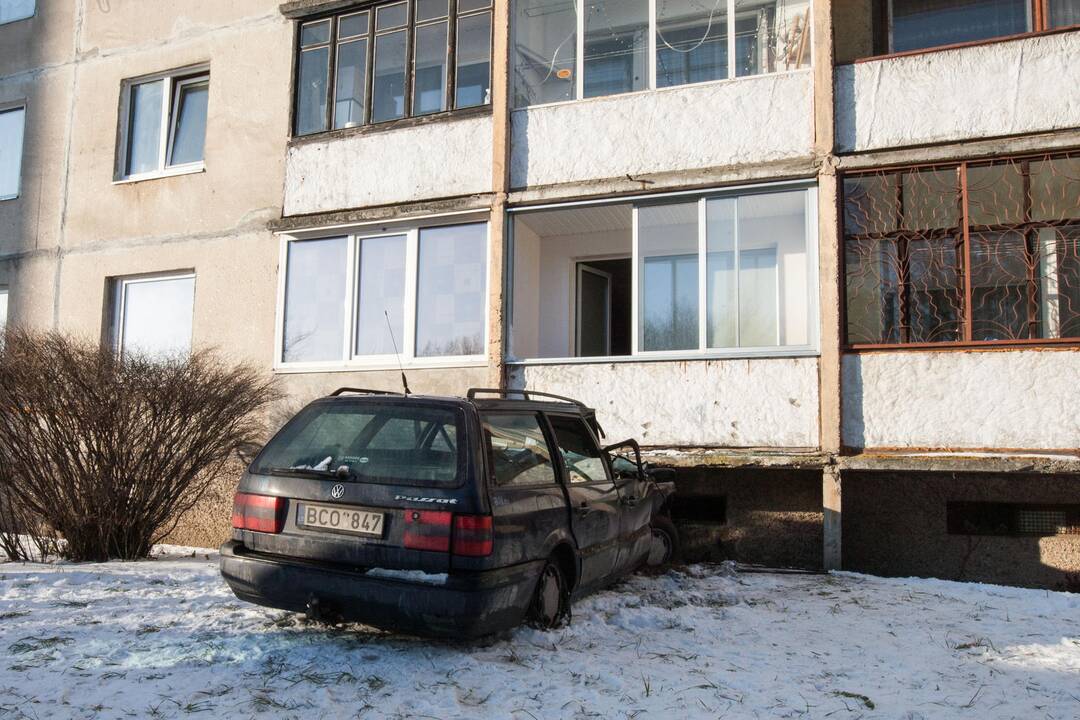 Į daugiabutį įvažiavęs "Volkswagen Passat"