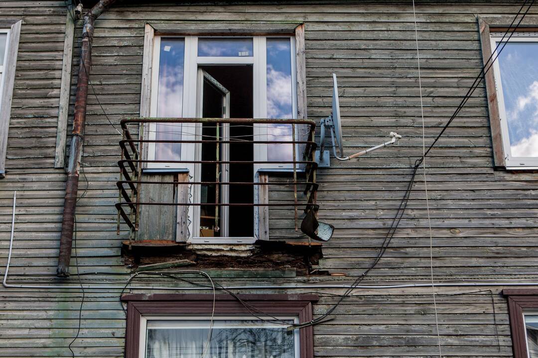 Šakių gatvėje nuo namo nukrito balkonas