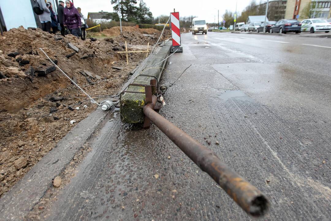 Partizanų gatvėje išguldyti elektros stulpai