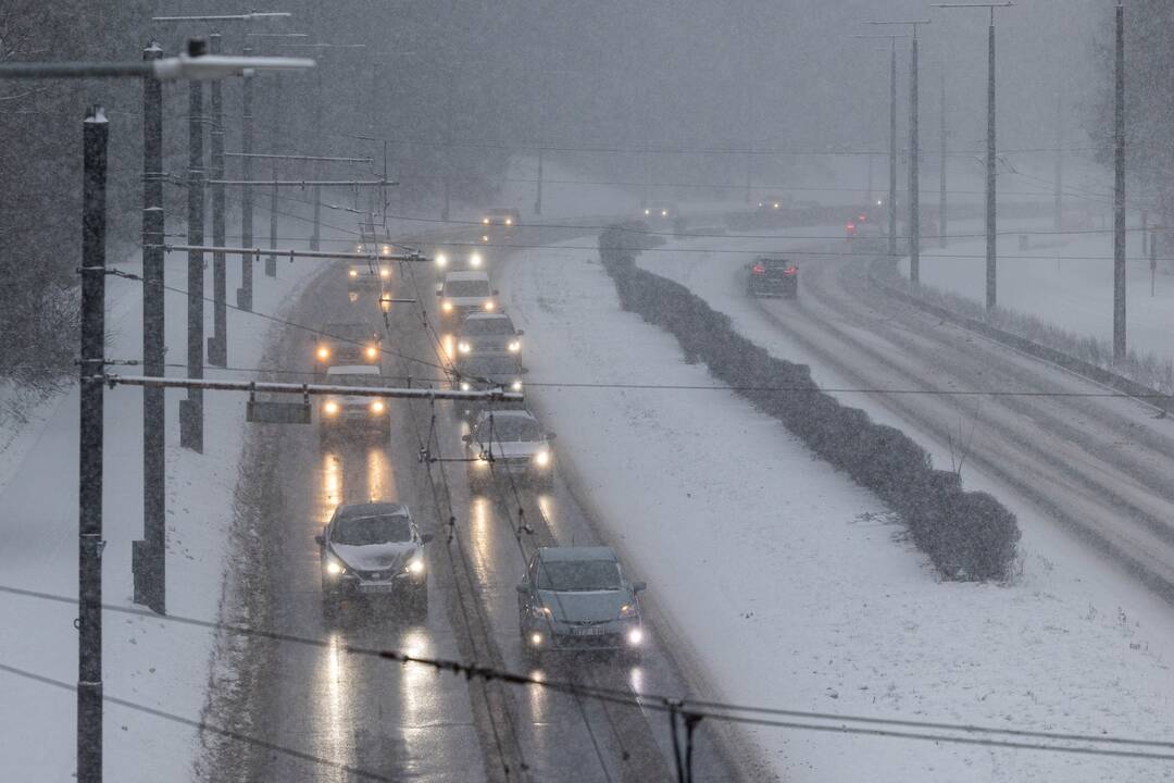 Kelininkai perspėja: keliai – slidūs, naktį eismo sąlygas sunkins plikledis