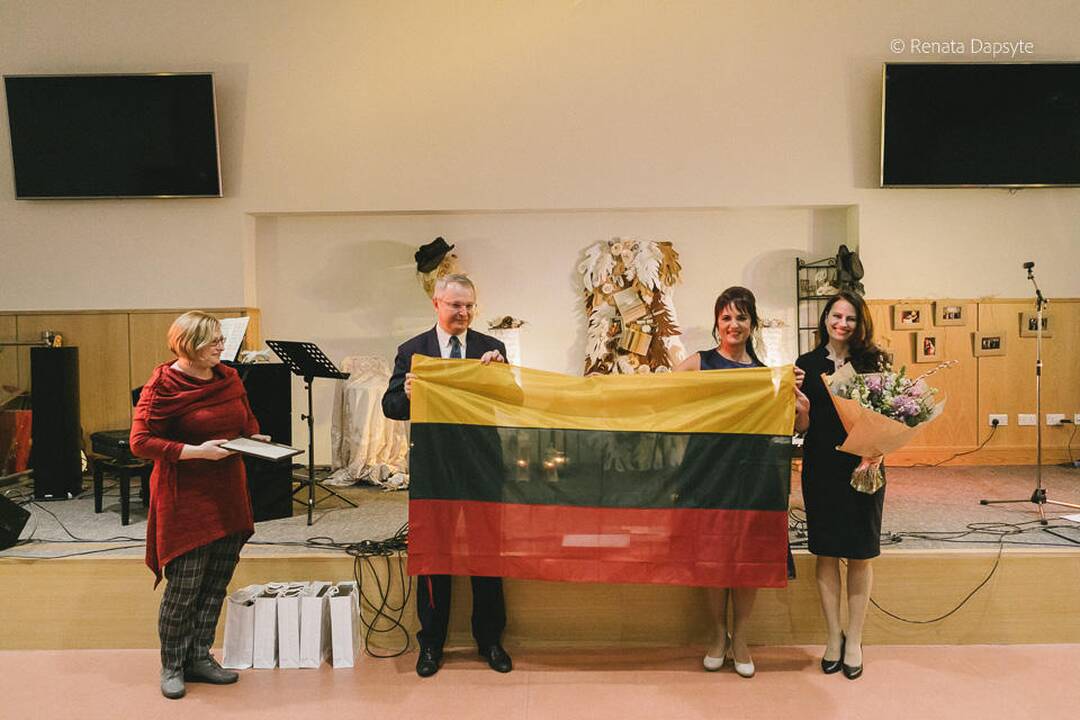 R. Kochanauskaitė-Raižienė (trečia iš dešinės)