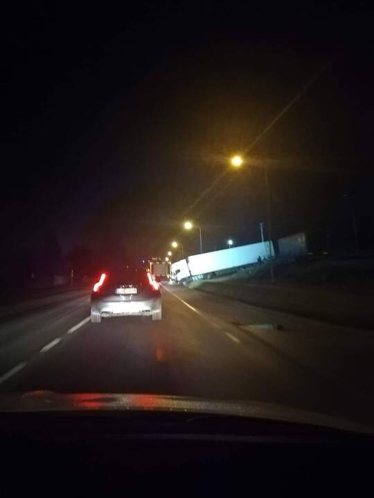 Vandžiogalos plente vilkikas įlėkė į griovį